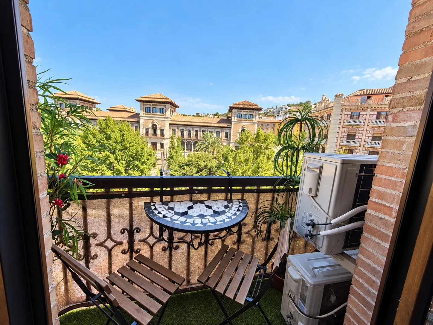 Balcón y vistas en algunas habitaciones